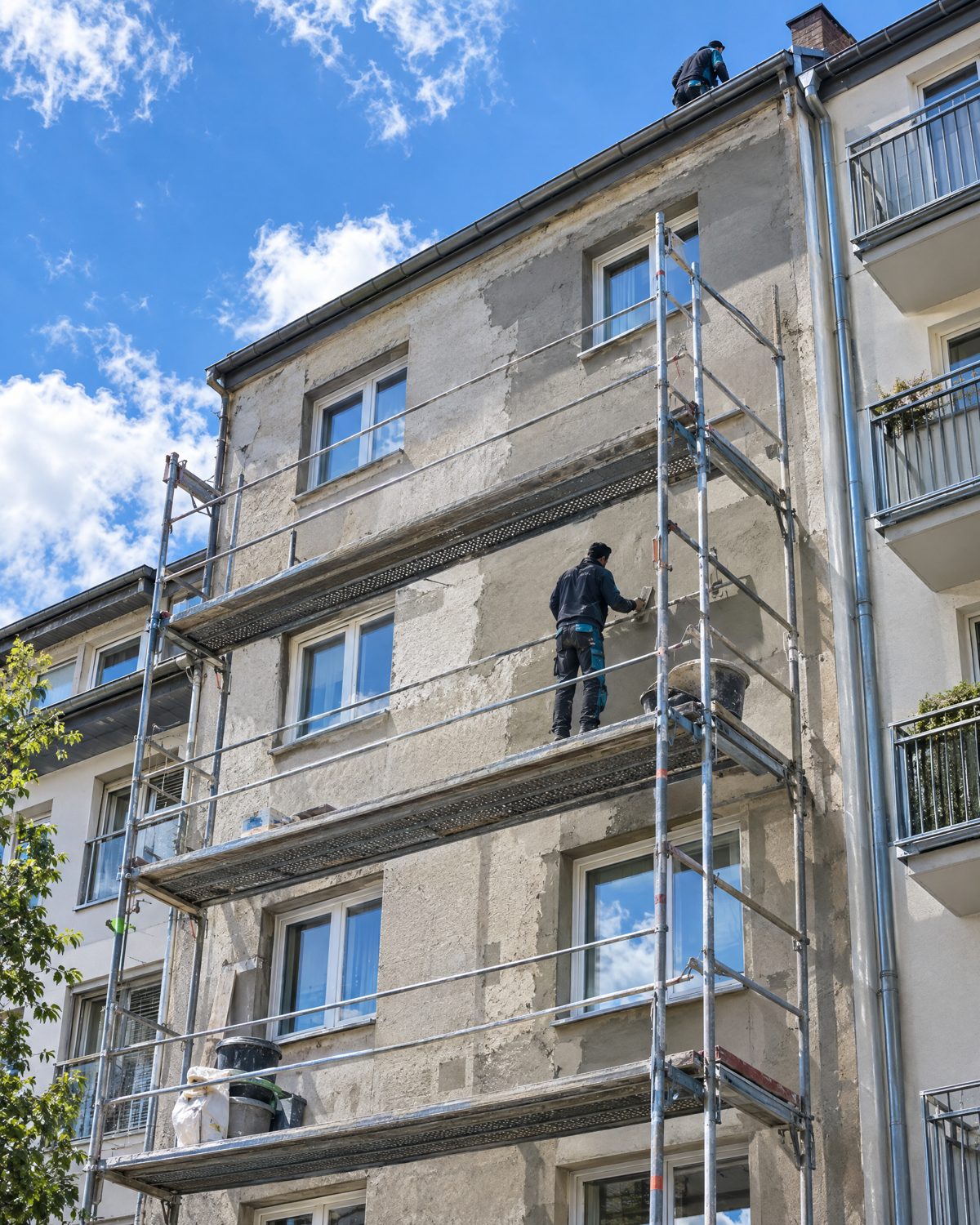 Wohnhaus mit Gerüst während Fassaden- und Dacharbeiten