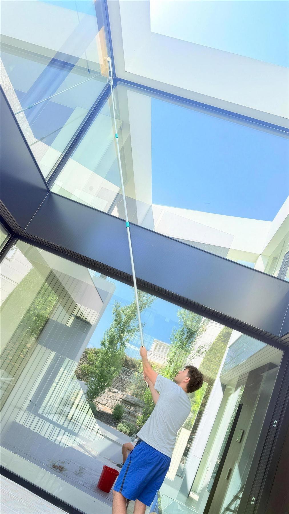 Fensterreinigung mit Teleskopstange